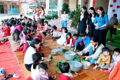 Chùm ảnh bé vui đón tết và trải nghiệm gói bánh trưng